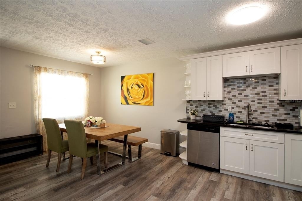 1635 Gladys Street - Photo 7