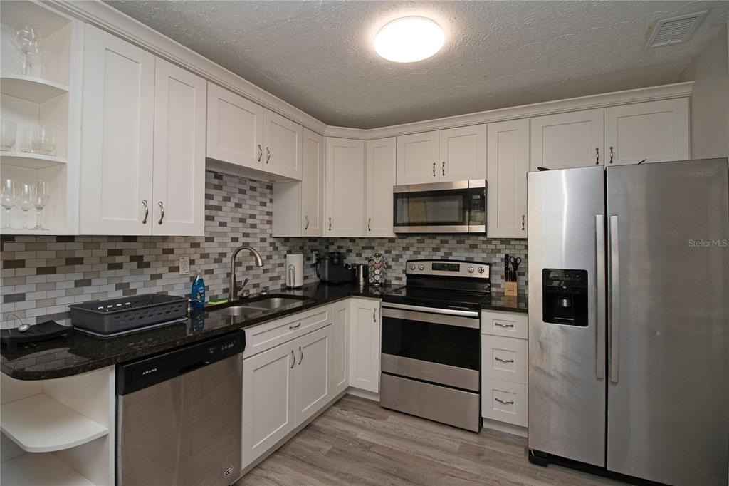 1635 Gladys Street - Photo 12