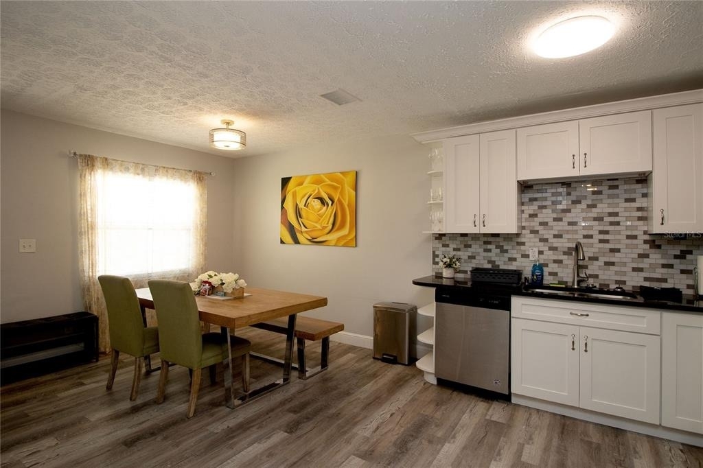 1635 Gladys Street - Photo 6