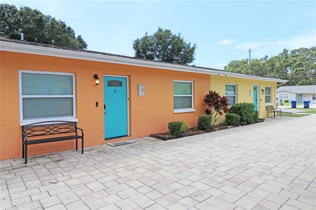 1635 Gladys Street - Photo 0