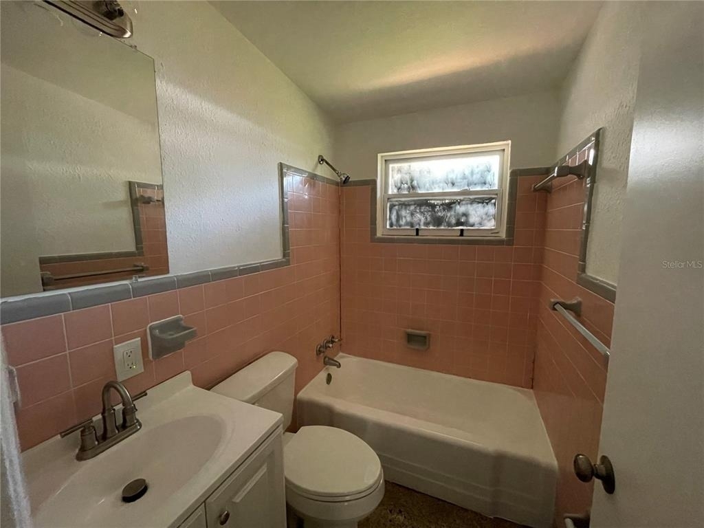509 N Saturn Avenue - Photo 1