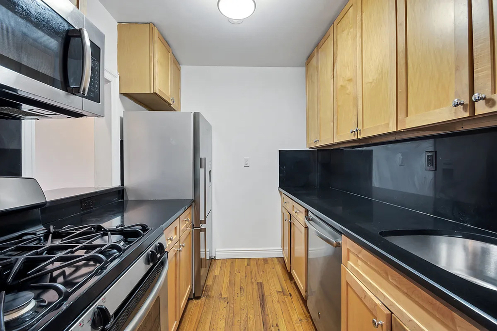 37 West 54th Street - Photo 2