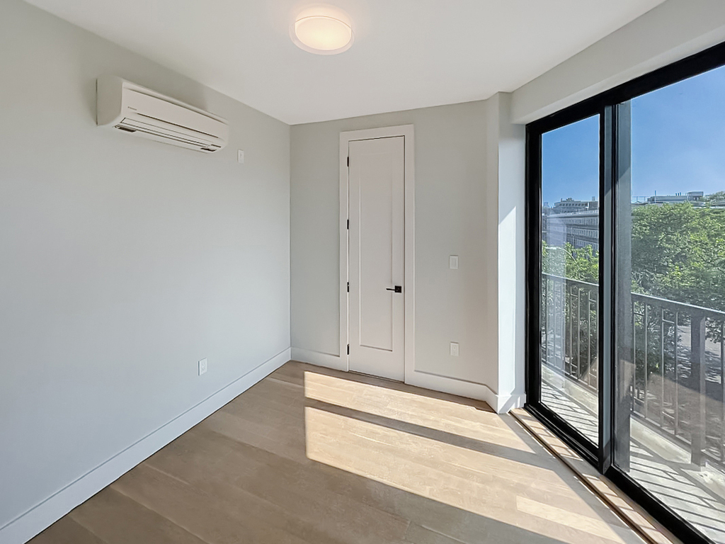 494 Manhattan Avenue - Photo 8