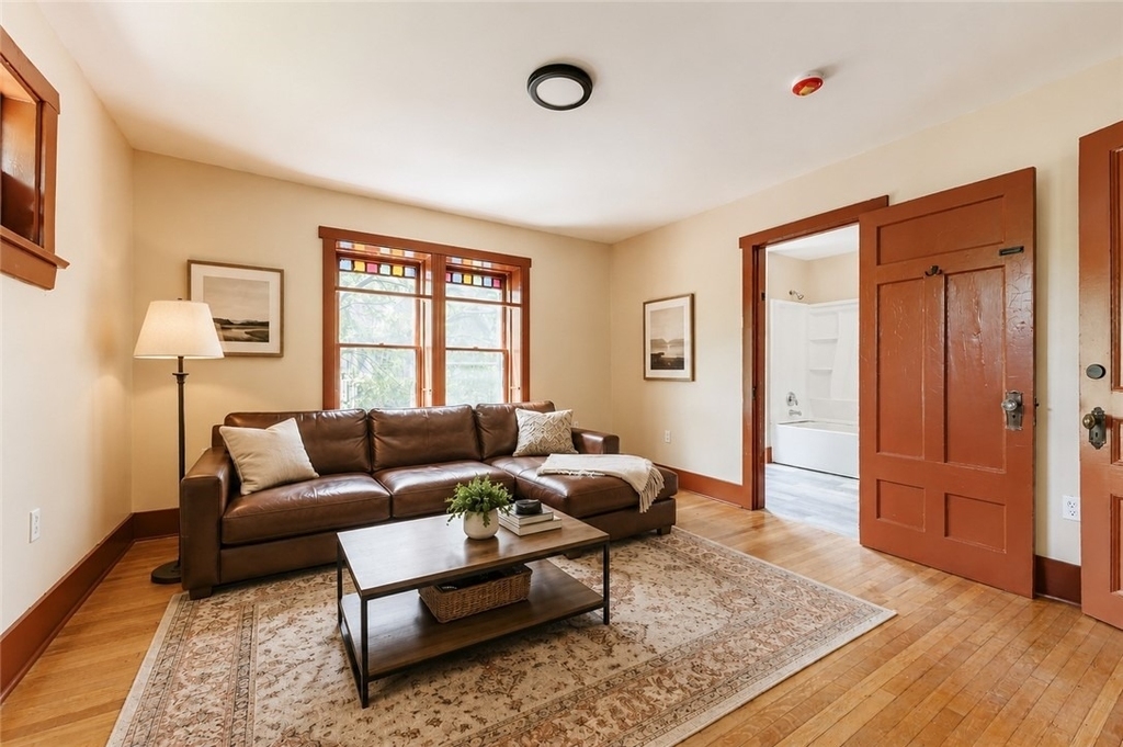 266 Lyndhurst Street - Photo 2
