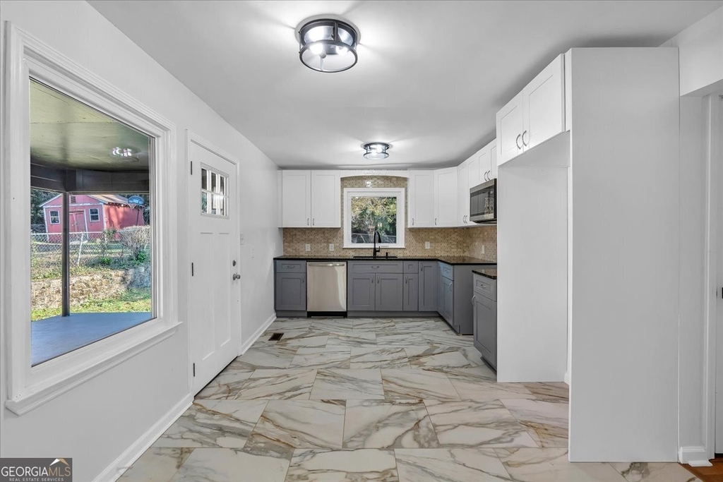 2142 Cloverdale Drive Se - Photo 2