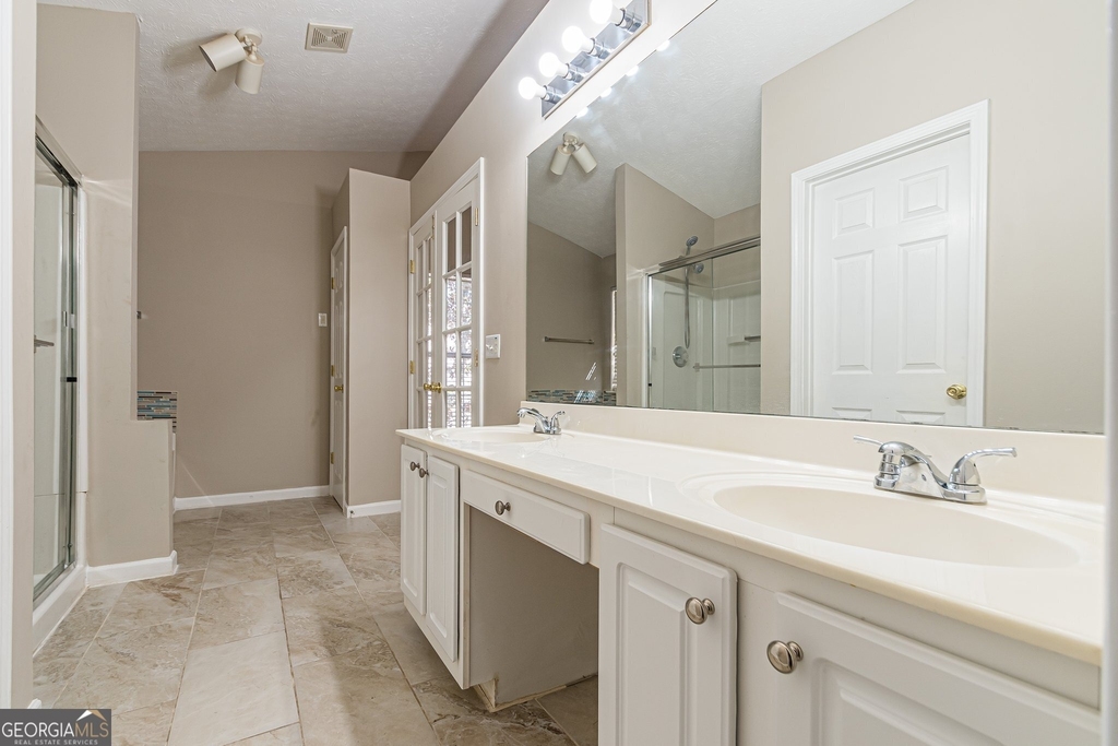 5755 Lakeview Circle - Photo 35