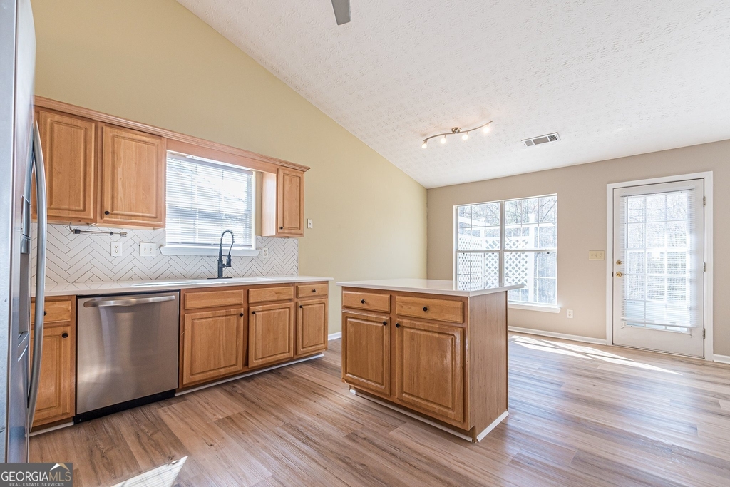 5755 Lakeview Circle - Photo 10