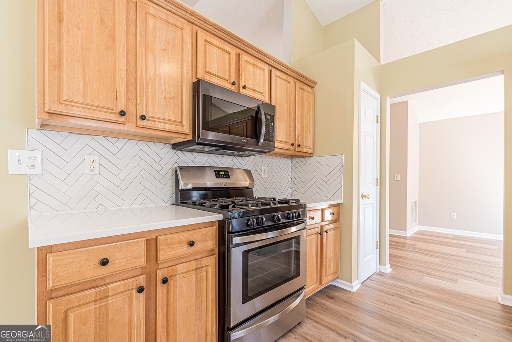 5755 Lakeview Circle - Photo 7