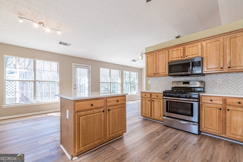 5755 Lakeview Circle - Photo 5