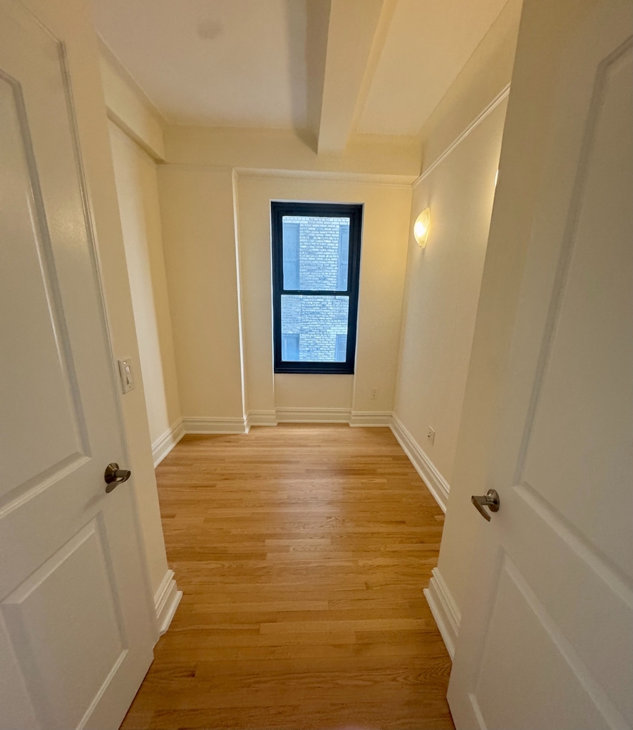 2nd Avenue - Photo 5