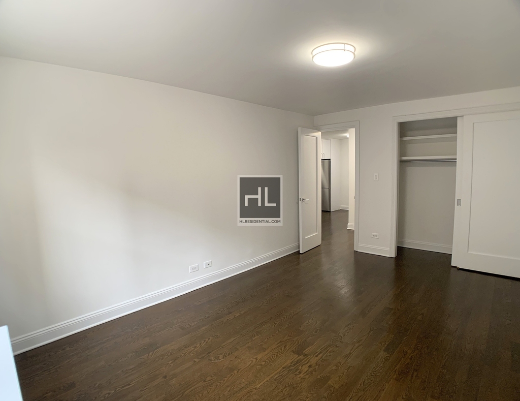 E 16 St - Photo 1