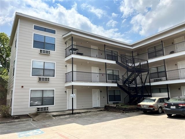 701 W Sycamore Street - Photo 3