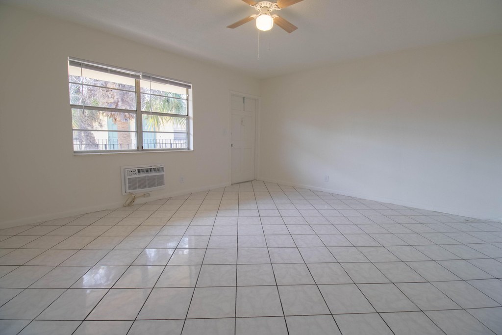2537 Lincoln Street - Photo 3