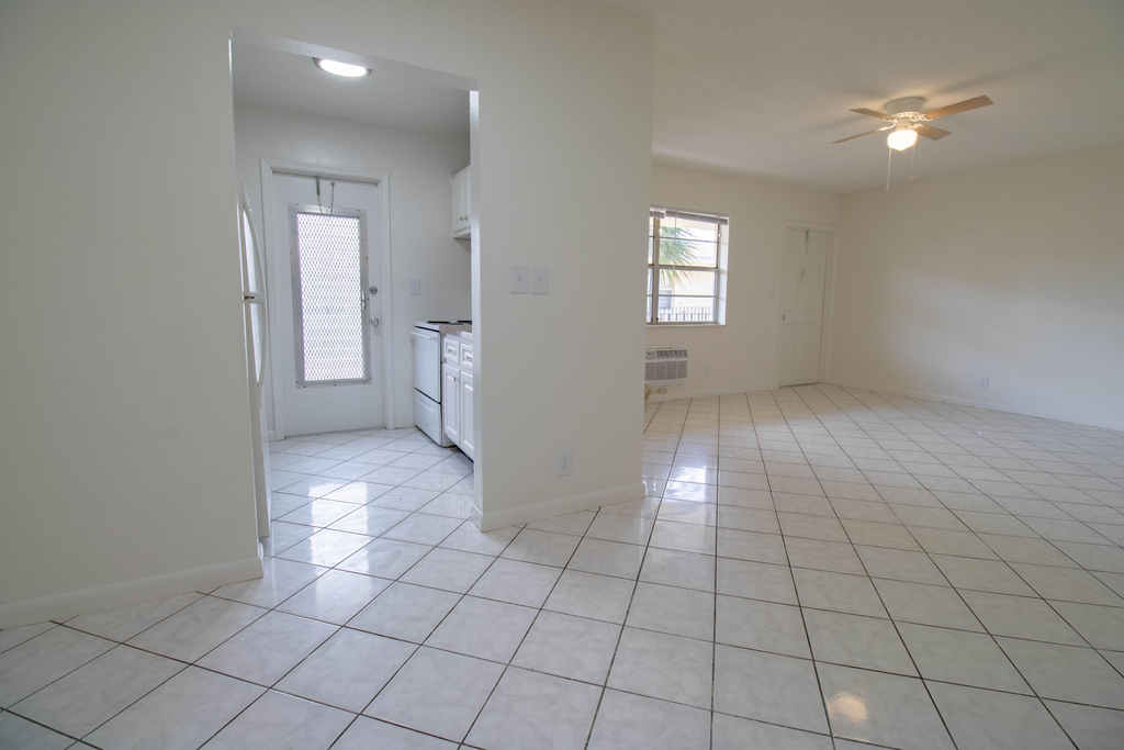2537 Lincoln Street - Photo 2