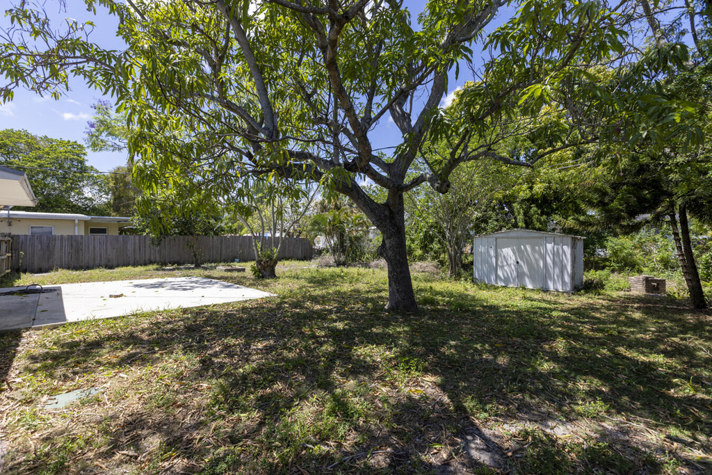 261 Ne 42nd Street - Photo 26