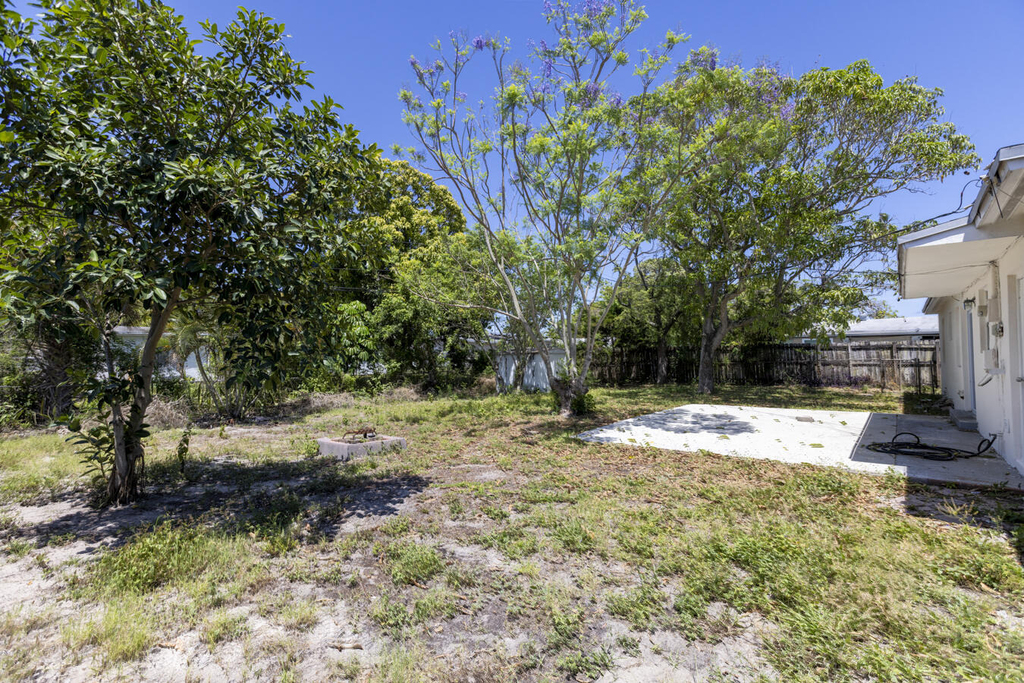 261 Ne 42nd Street - Photo 24