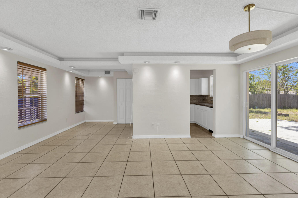 261 Ne 42nd Street - Photo 5