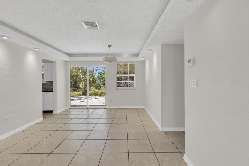 261 Ne 42nd Street - Photo 4