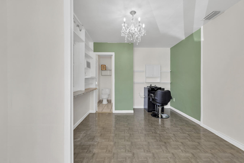 261 Ne 42nd Street - Photo 17