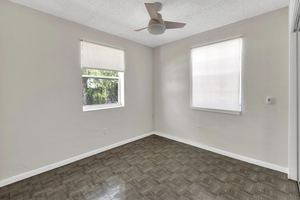 261 Ne 42nd Street - Photo 13