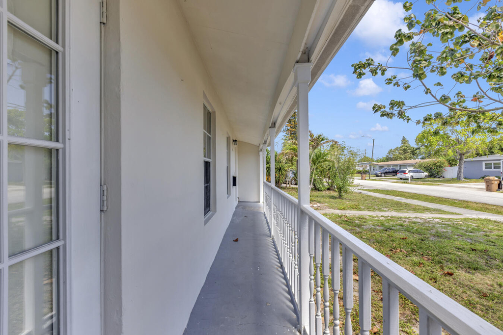 261 Ne 42nd Street - Photo 22
