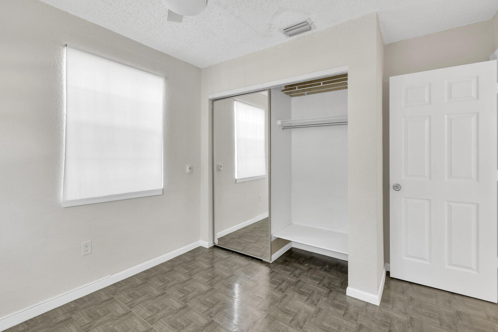 261 Ne 42nd Street - Photo 14