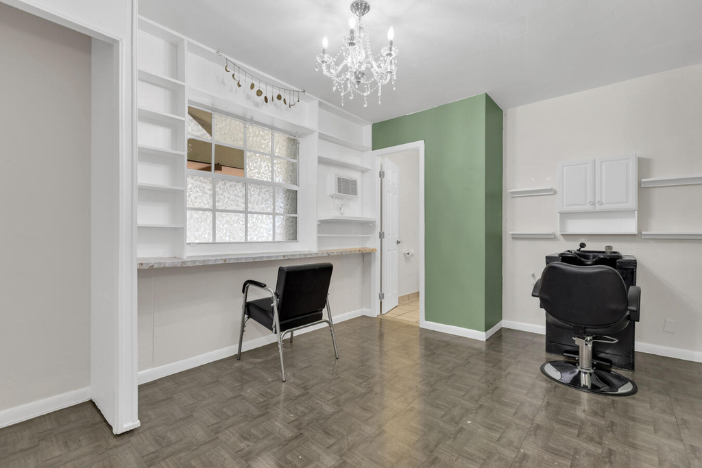 261 Ne 42nd Street - Photo 18