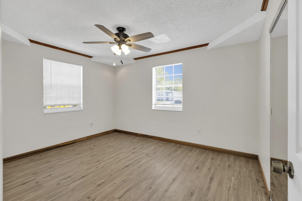 261 Ne 42nd Street - Photo 11
