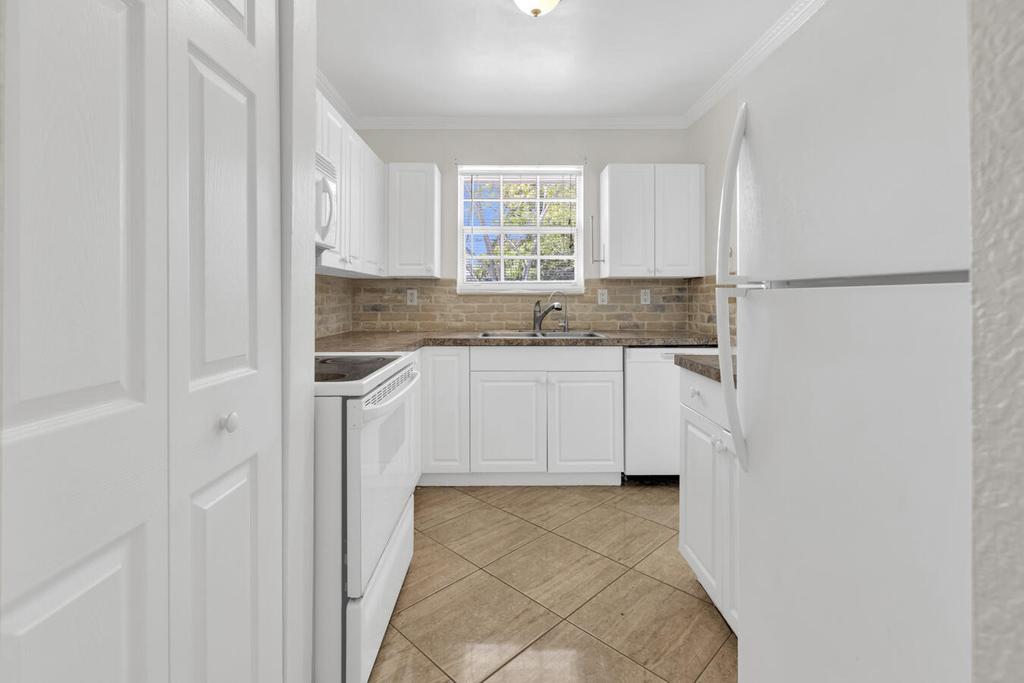 261 Ne 42nd Street - Photo 9