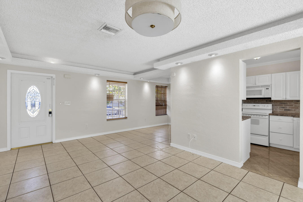 261 Ne 42nd Street - Photo 6