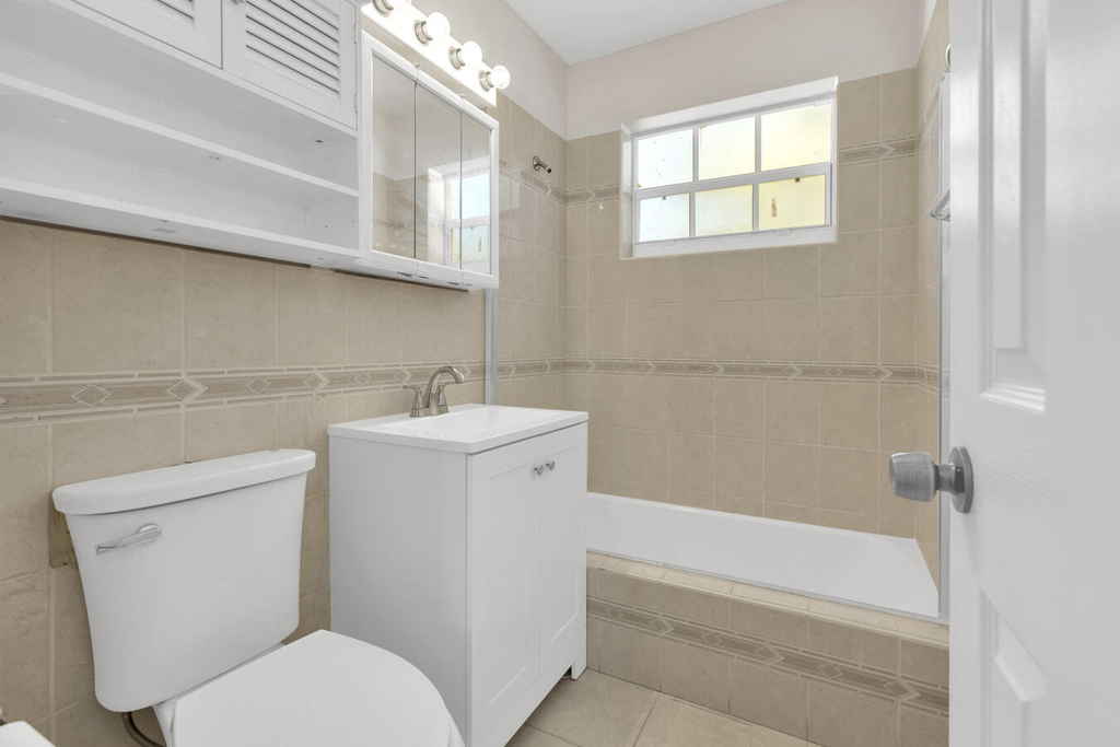 261 Ne 42nd Street - Photo 15