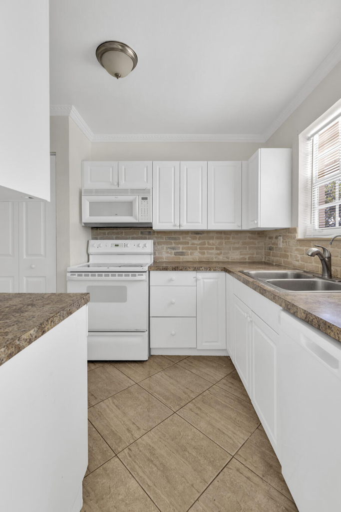 261 Ne 42nd Street - Photo 8