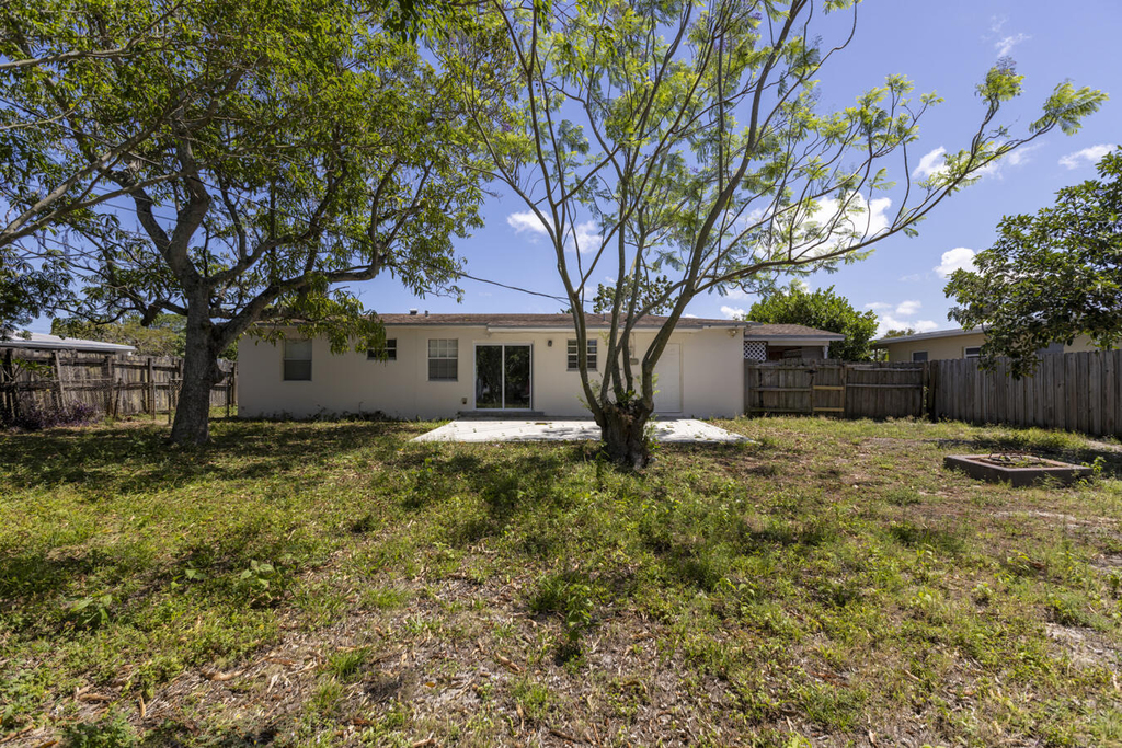 261 Ne 42nd Street - Photo 25