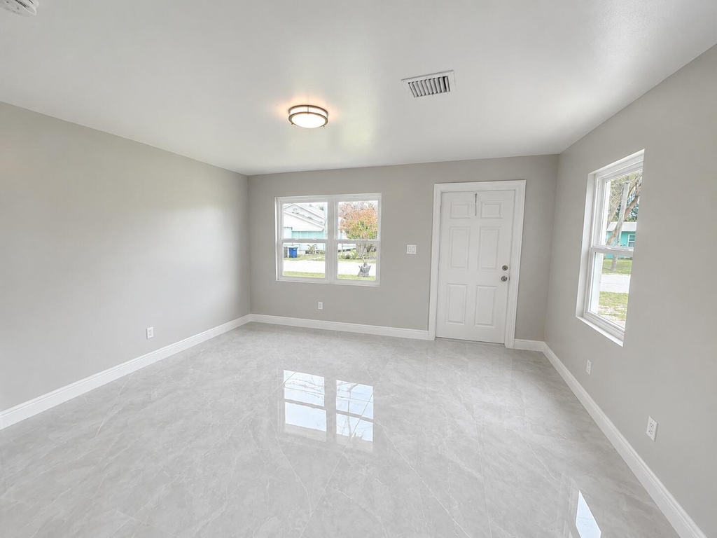 1127 Avenue E - Photo 3