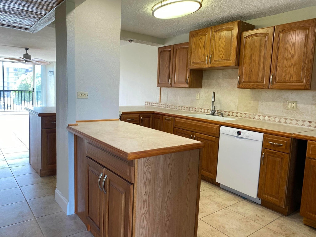 4 Royal Palm Way - Photo 2