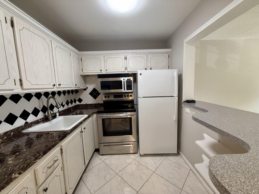 134 Sussex G - Photo 2