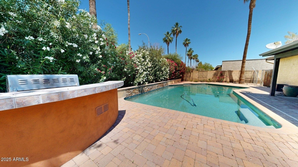 2534 S Grandview Avenue - Photo 2