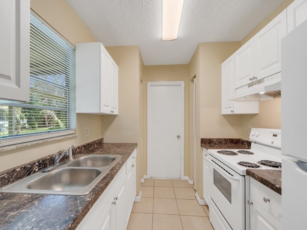 205 Sw Voltair Terrace - Photo 2