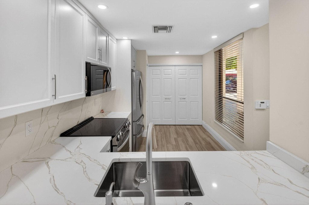 7484 La Paz Boulevard - Photo 16
