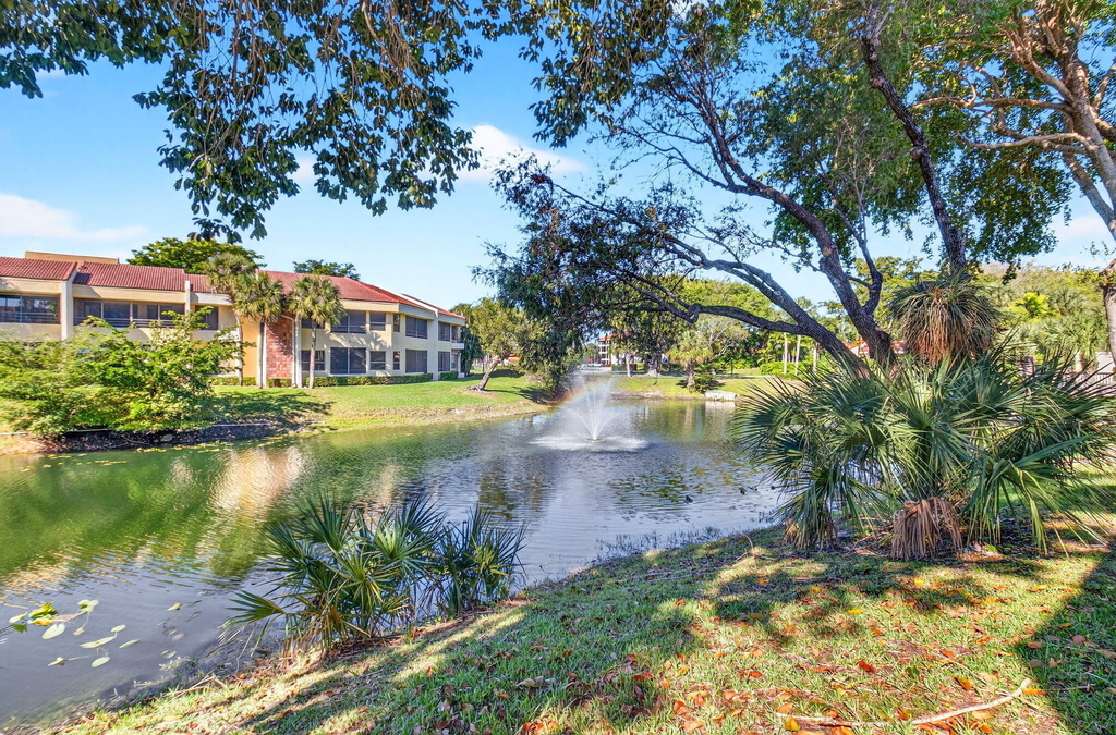 7484 La Paz Boulevard - Photo 0