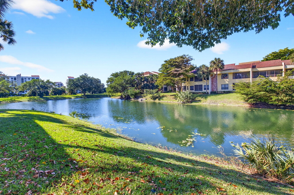 7484 La Paz Boulevard - Photo 4