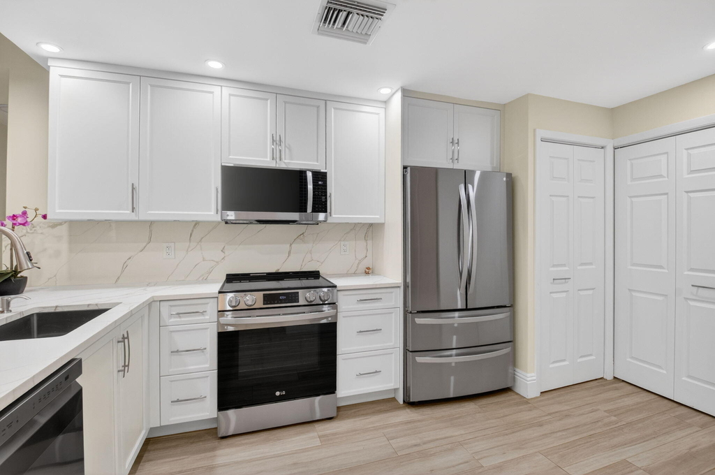 7484 La Paz Boulevard - Photo 15