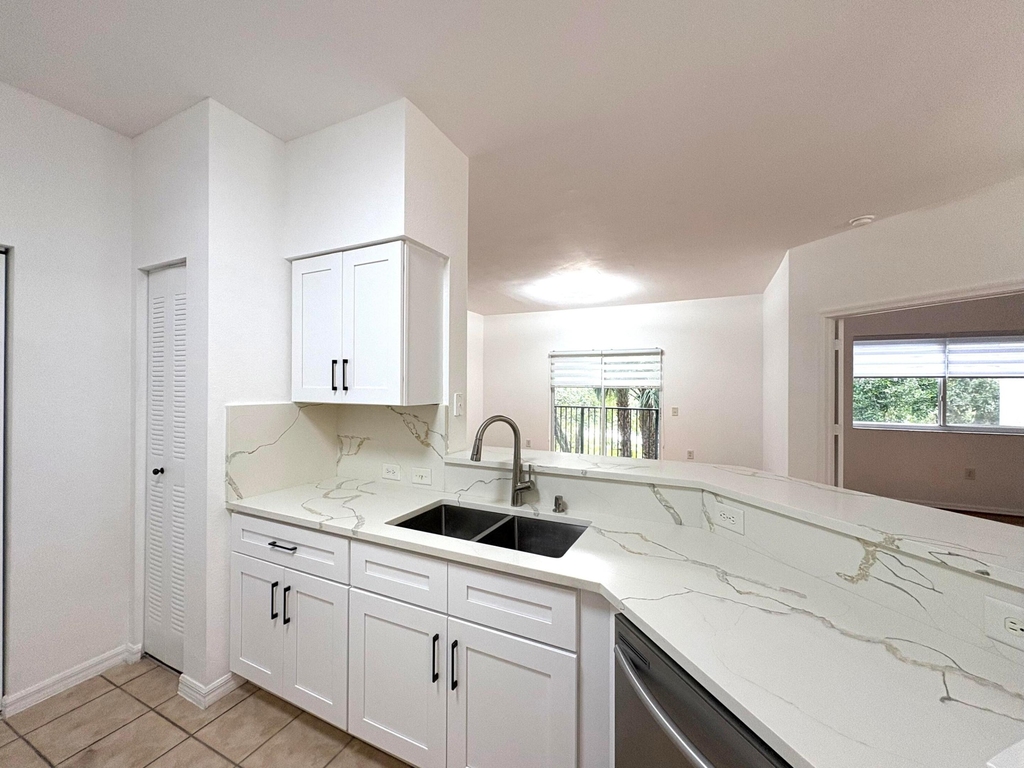 340 Crestwood Circle - Photo 3