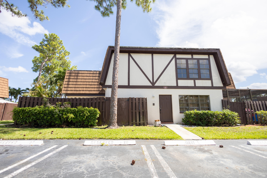 110 Weybridge Circle - Photo 0