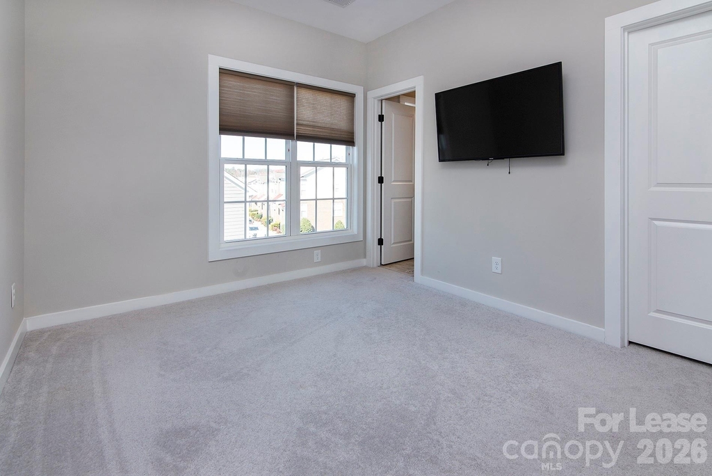 9428 Kings Parade Boulevard - Photo 12