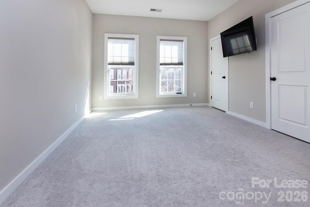 9428 Kings Parade Boulevard - Photo 8