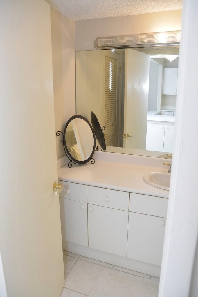 2301 Collins Avenue - Photo 4
