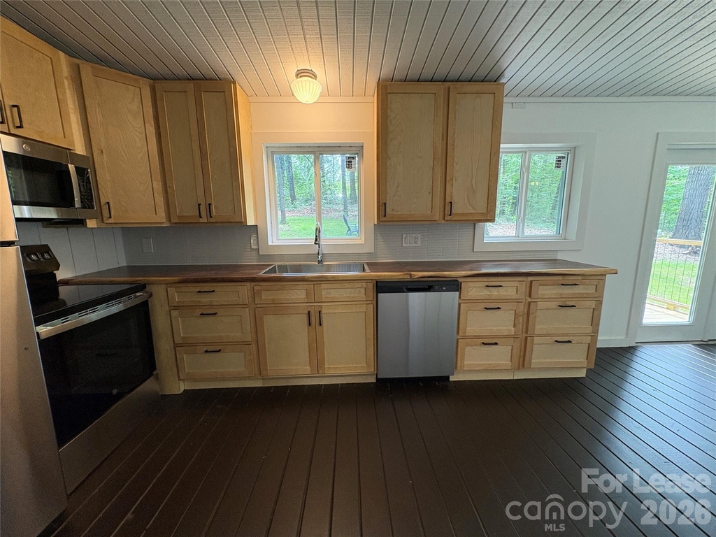 495 Armstrong Avenue - Photo 2