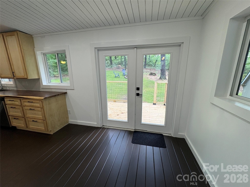 495 Armstrong Avenue - Photo 4