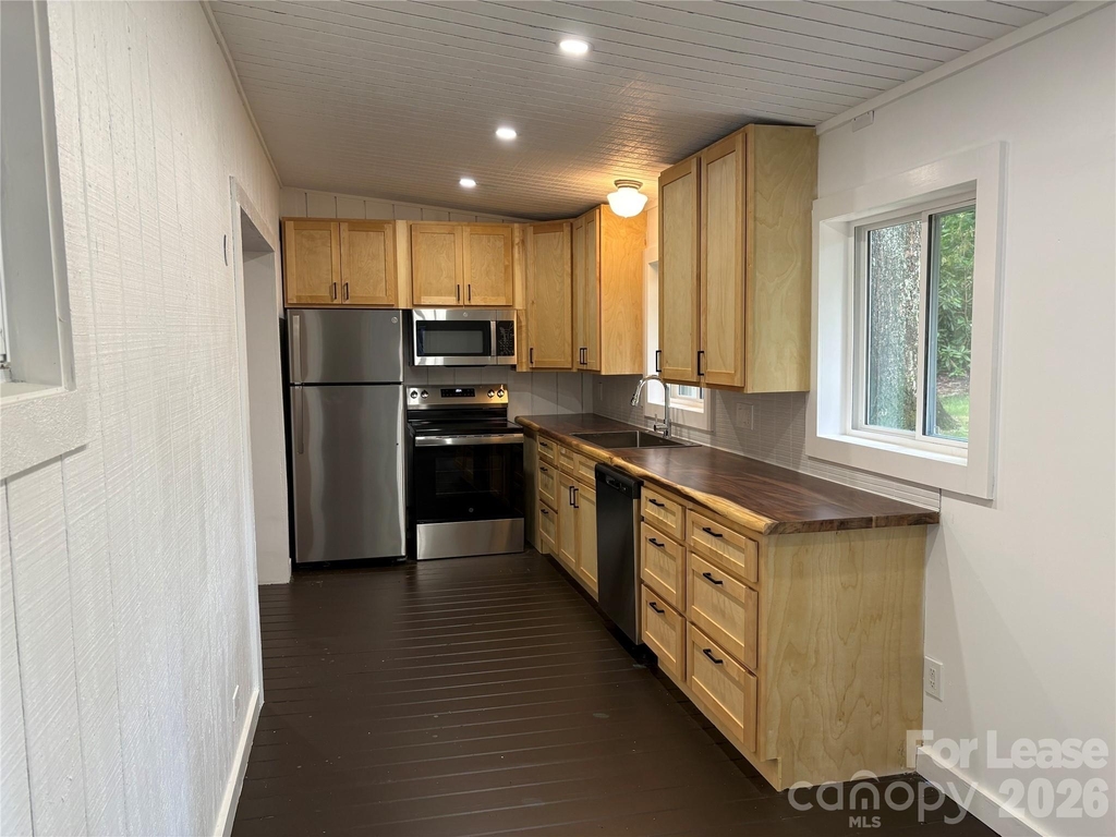 495 Armstrong Avenue - Photo 3